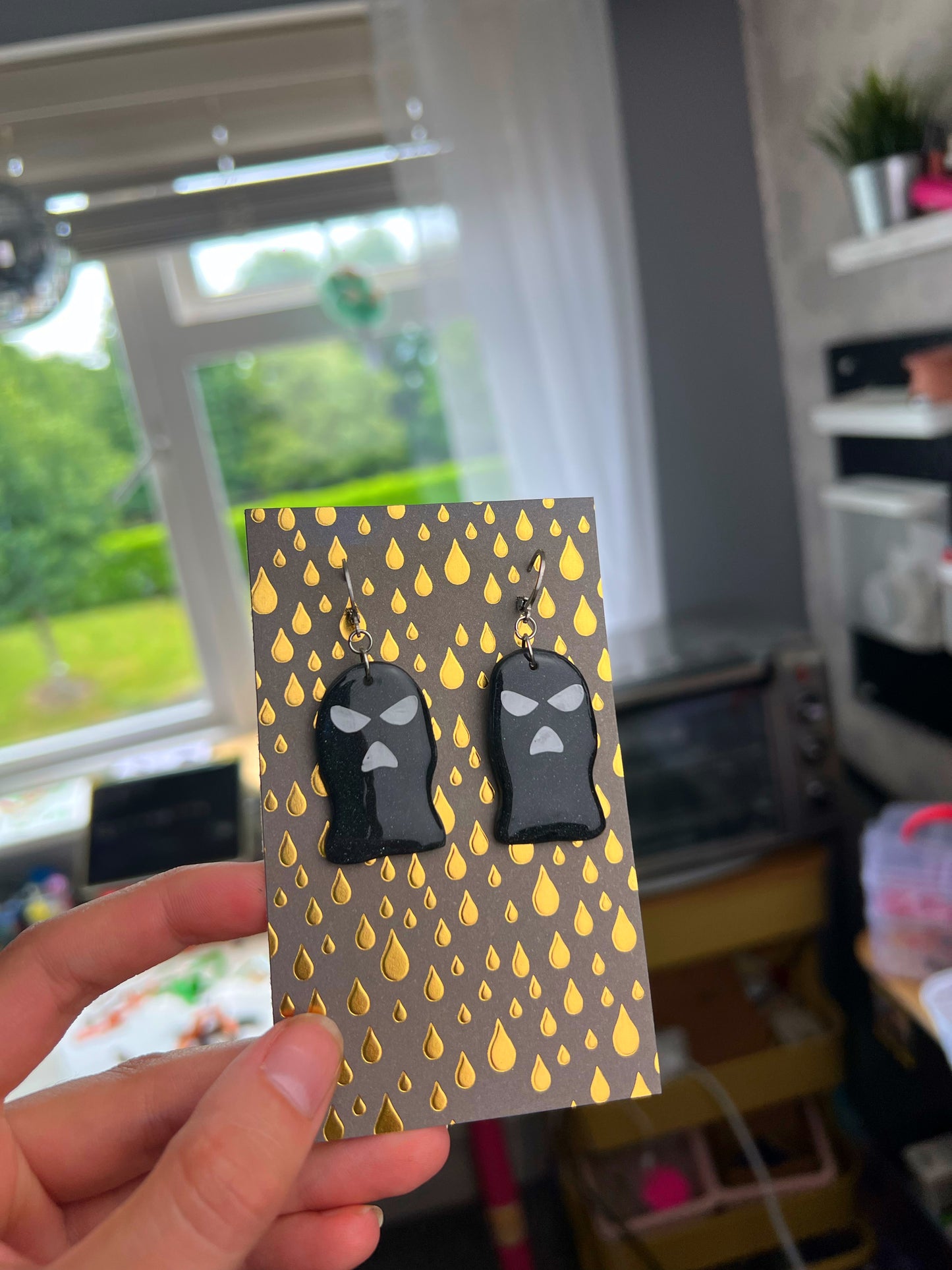 Kneecap Earrings Black