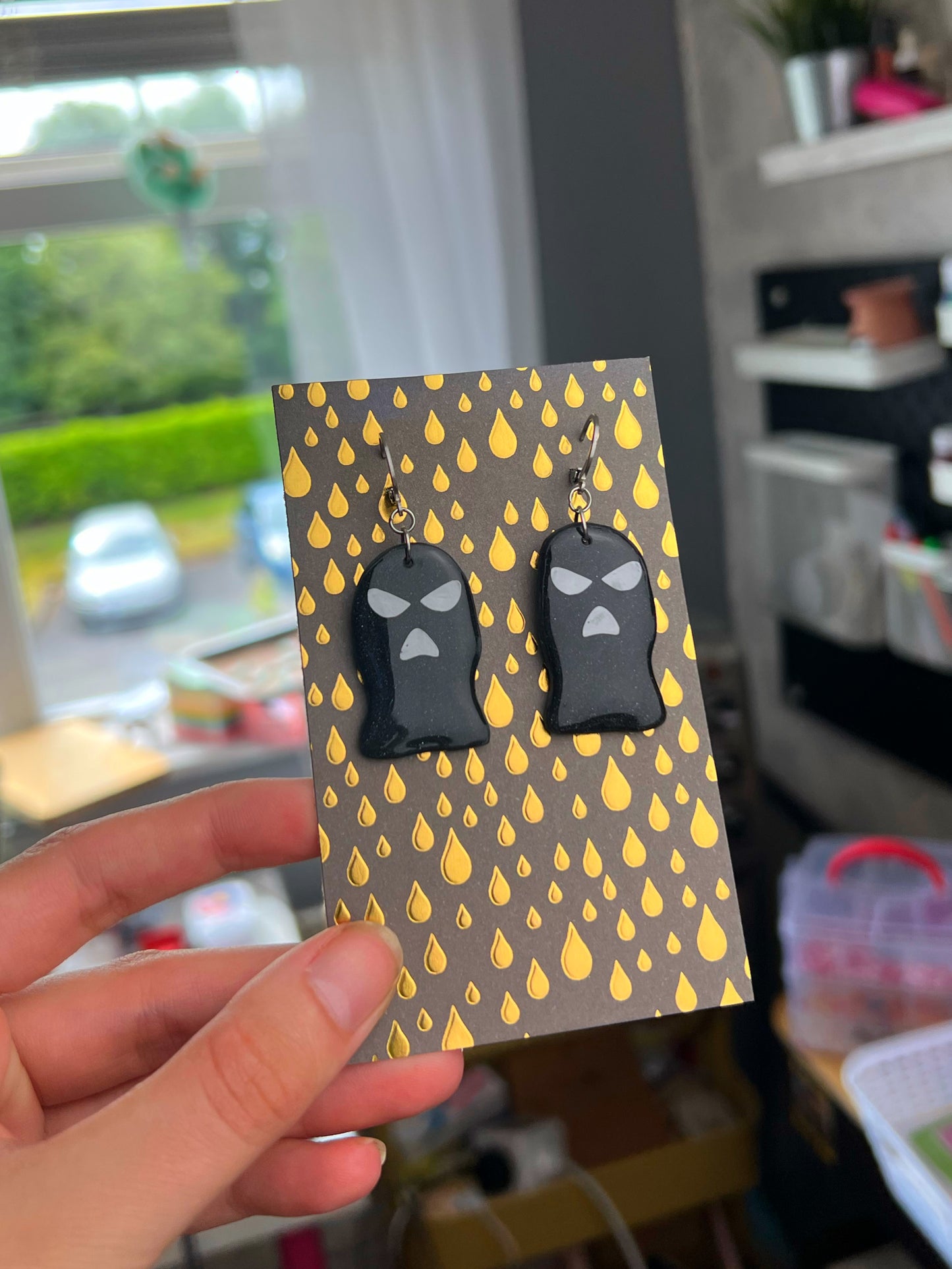 Kneecap Earrings Black